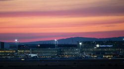 Frankfurt Airport Fotoserie Aloys Peter Trenz Frankfurter Flughafen bei Sonnenuntergang mit beleuchtetem Himmel