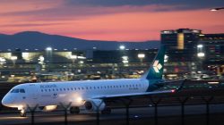 Frankfurt Airport Fotoserie Aloys Peter Trenz Flugzeug bei Sonnenuntergang am Flughafen, Gebäude im Hintergrund