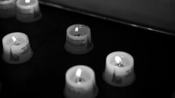 Fotografie Experimente mit Licht und Bewegung August 2022 Brennende Kerzen in einer dunklen Umgebung, stille Andacht