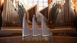 Fotografie Experimente mit Licht und Bewegung August 2022 Moderne Orgel mit dekorativen Pfeifen in heller Kirche