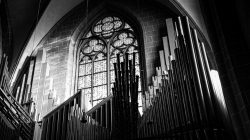 Fotografie Experimente mit Licht und Bewegung August 2022 Schwarz-weiß Bild einer Orgel und eines Kirchenfensters