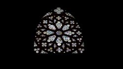 Fotografie Experimente mit Licht und Bewegung August 2022 Gotisches Rosettenfenster mit bunten Glasmalereien auf schwarzem Hintergrund