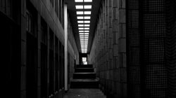 Fotografie Experimente mit Licht und Bewegung August 2022 Dunkler Korridor mit geometrischem Muster und Licht von hinten