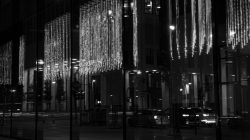 Fotografie Experimente mit Licht und Bewegung August 2022 Schwarzweiß-Fotografie von leuchtenden Lichterketten in einer städtischen Nachtlandschaft