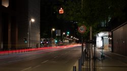 Fotografie Experimente mit Licht und Bewegung August 2022 Nachtaufnahme einer belebten Stadtstraße mit Lichtspuren in Frankfurt