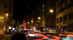 Fotografie Experimente mit Licht und Bewegung August 2022 Nachtleben in einer belebten städtischen Straße mit Lichtern und Verkehr