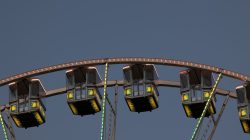 Fotografie Experimente mit Licht und Bewegung August 2022 Riesenrad mit beleuchteten Kabinen am Abendhimmel