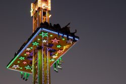 Fotografie Experimente mit Licht und Bewegung August 2022 Beleuchtetes Fahrgeschäft bei Nacht auf einem Jahrmarkt