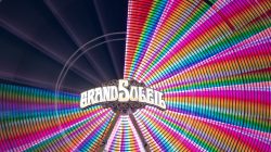 Fotografie Experimente mit Licht und Bewegung August 2022 Farbenfrohes Riesenrad mit beleuchtetem Grand Soleil Schild bei Nacht