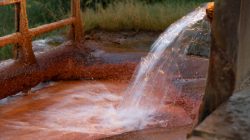 Fotografie Experimente mit Licht und Bewegung August 2022 Fließendes Wasser über rostige Metalloberfläche