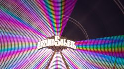 Fotografie Experimente mit Licht und Bewegung August 2022 Leuchtendes Riesenrad mit Regenbogeneffekten bei Nacht