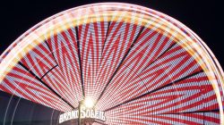 Fotografie Experimente mit Licht und Bewegung August 2022 Leuchtendes Riesenrad bei Nacht mit Lichtspuren