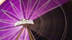 Fotografie Experimente mit Licht und Bewegung August 2022 Beleuchtetes Riesenrad Grand Soleil mit lila Hintergrund