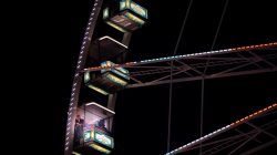 Fotografie Experimente mit Licht und Bewegung August 2022 Riesenrad bei Nacht mit beleuchteten Gondeln