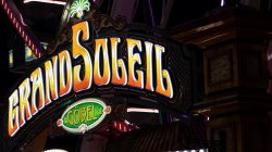 Fotografie Experimente mit Licht und Bewegung August 2022 Leuchtschild des Grand Soleil Zirkus bei Nacht