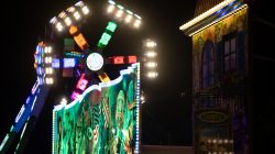 Fotografie Experimente mit Licht und Bewegung August 2022 Beleuchtetes Riesenrad und Jahrmarktattraktionen bei Nacht