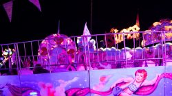 Fotografie Experimente mit Licht und Bewegung August 2022 Nachtansicht eines pink beleuchteten Karussells auf einem Jahrmarkt