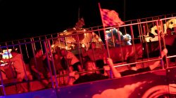 Fotografie Experimente mit Licht und Bewegung August 2022 Nachtaufnahme von Menschen auf einem Karussell mit bunten Lichtern