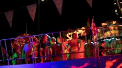 Fotografie Experimente mit Licht und Bewegung August 2022 Leuchtende Nachtaufnahme von Menschen auf einem Jahrmarkt mit bunten Lichtern