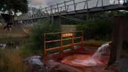 Fotografie Experimente mit Licht und Bewegung August 2022 Rostiges Gitter mit fließendem Wasser unter einer Brücke in ländlicher Umgebung
