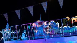 Fotografie Experimente mit Licht und Bewegung August 2022 Nachtszene auf einem Jahrmarkt mit beleuchteter Fahrattraktion