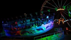 Fotografie Experimente mit Licht und Bewegung August 2022 Rummelplatz nachts mit beleuchteten Fahrgeschäften und Riesenrad