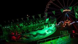 Fotografie Experimente mit Licht und Bewegung August 2022 Karussell und Riesenrad auf nächtlichem Jahrmarkt mit leuchtenden Lichtern