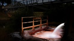 Fotografie Experimente mit Licht und Bewegung August 2022 Rostiges Geländer und Brücke über einem Wasserkanal bei Nacht