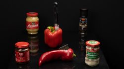 Fotografie Experimente mit Licht und Bewegung August 2022 Küchenutensilien mit Paprika und Gewürzen auf schwarzem Hintergrund angeordnet