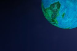 Fotografie Experimente mit Licht und Bewegung August 2022 Leuchtender Globus in dunkler Umgebung mit sichtbarer Nord- und Südamerika