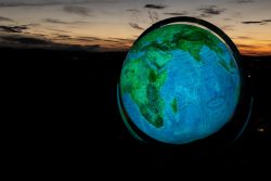 Fotografie Experimente mit Licht und Bewegung August 2022 Beleuchteter Globus bei Dämmerung mit Ozeanen und Kontinenten