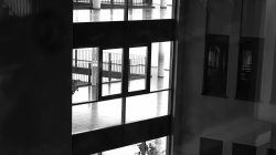 Frankfurt Altstadt und Ostend - Schwarz Weiss Fotografie Ein Blick auf die moderne Innenarchitektur mit Glaswänden Frankfurt Altstadt und Ostend - Schwarz Weiss Fotografie Moderne Architektur mit Glas und Betonflächen in einem Gebäude