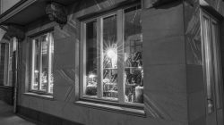Frankfurt Altstadt und Ostend - Schwarz Weiss Fotografie Ein Schaufenster mit glänzendem Schmuck, nachts aufgenommen Frankfurt Altstadt und Ostend - Schwarz Weiss Fotografie Schwarzweißbild eines hell erleuchteten Schaufensters mit Schmuck in der Nacht