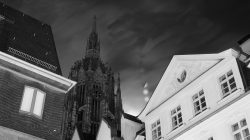 Frankfurt Altstadt und Ostend - Schwarz Weiss Fotografie Gotische Architektur in stimmungsvoller Abendbeleuchtung Frankfurt Altstadt und Ostend - Schwarz Weiss Fotografie Abendliche Stadtansicht mit gotischer Kirche und historischen Gebäuden