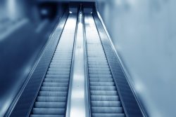 Frankfurt Altstadt und Ostend - Schwarz Weiss Fotografie Eine Rolltreppe in einem futuristisch gestalteten Gebäude Frankfurt Altstadt und Ostend - Schwarz Weiss Fotografie Moderne Rolltreppe in einem futuristischen Gebäude