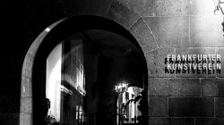 Frankfurt Altstadt und Ostend - Schwarz Weiss Fotografie Nachtaufnahme des Eingangsbogens des Frankfurter Kunstverein Frankfurt Altstadt und Ostend - Schwarz Weiss Fotografie Eingang des Frankfurter Kunstverein bei Nacht, schwarz-weiß Fotografie