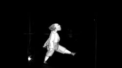 Frankfurt Altstadt und Ostend - Schwarz Weiss Fotografie Ein Geschäftsmann geht alleine auf einem dunklen Pfad Frankfurt Altstadt und Ostend - Schwarz Weiss Fotografie Mann in Anzug trägt Aktenmappe, geht beleuchteten Pfad entlang