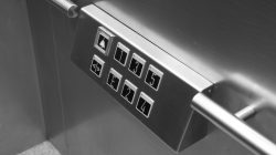 Frankfurt Altstadt und Ostend - Schwarz Weiss Fotografie Detailaufnahme eines Aufzug-Bedienpanels mit sieben Tasten für die Stockwerkauswahl Frankfurt Altstadt und Ostend - Schwarz Weiss Fotografie Schwarzweißaufnahme eines Aufzug-Bedienpanels mit Nummerntasten