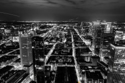 Frankfurt Altstadt und Ostend - Schwarz Weiss Fotografie Die funkelnde Skyline von Frankfurt am Main in einer klaren Nachtaufnahme Frankfurt Altstadt und Ostend - Schwarz Weiss Fotografie Nachtansicht der Frankfurter Skyline, beleuchtet mit Hochhäusern und Straßenlichtern