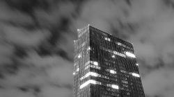 Frankfurt Altstadt und Ostend - Schwarz Weiss Fotografie Die Beleuchtung erweckt das moderne Hochhaus Europäische Zentralbank zum Leben Frankfurt Altstadt und Ostend - Schwarz Weiss Fotografie Europäische Zentralbank bei Nacht mit beleuchteten Fenstern