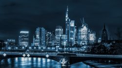 Frankfurt Altstadt und Ostend - Schwarz Weiss Fotografie Die nächtliche Skyline von Frankfurt am Main mit beleuchteter Brücke Frankfurt Altstadt und Ostend - Schwarz Weiss Fotografie Frankfurt Skyline bei Nacht mit beleuchtetem Mainufer