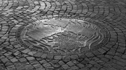 Frankfurt Altstadt und Ostend - Schwarz Weiss Fotografie Denkmal für die Bücherverbrennung der Nazis Frankfurt Altstadt und Ostend - Schwarz Weiss Fotografie Gedenkplatte für Nazi-Bücherverbrennung auf gepflastertem Boden in Deutschland