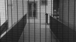 Frankfurt Altstadt und Ostend - Schwarz Weiss Fotografie Ein komplexes Gitter aus architektonischer Perspektive Frankfurt Altstadt und Ostend - Schwarz Weiss Fotografie Schwarz-weiss Gitterstruktur vor einem modernen Gebäude