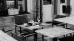 Frankfurt Altstadt und Ostend - Schwarz Weiss Fotografie Zwei Weingläser stehen auf einem Tisch in einem Restaurant im Freien Frankfurt Altstadt und Ostend - Schwarz Weiss Fotografie Leere Weingläser auf einem Tisch im Außenbereich eines Restaurants