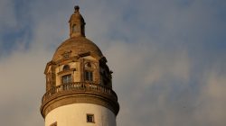 Frankfurt Höchst und Schwanheimer Düne Historischer Turm unter blauem Himmel mit Barockarchitektur