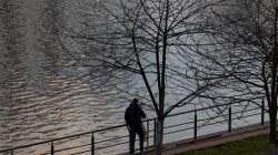 Frankfurt Höchst und Schwanheimer Düne Person am Flussufer im Winter mit kahlen Bäumen