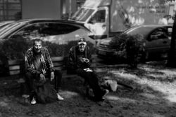 Gallus Viertel Frankfurt Street- und Architekturfotohrafie Zwei Männer entspannen sich auf einer Bank unter Bäumen in der Stadt Gallus Viertel Frankfurt Street- und Architekturfotohrafie Zwei ältere Männer sitzen auf einer Parkbank in einer städtischen Umgebung