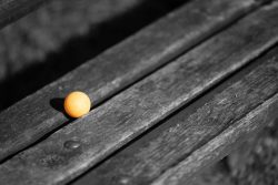 Gallus Viertel Frankfurt Street- und Architekturfotohrafie Ein einzelner gelber Ball liegt auf einer alten Holzbank Gallus Viertel Frankfurt Street- und Architekturfotohrafie Gelber Ball auf dunkler Holzbank im Freien Schatten