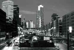 Gallus Viertel Frankfurt Street- und Architekturfotohrafie Belebte Straßenszene in Frankfurt mit leuchtenden Hochhäusern Gallus Viertel Frankfurt Street- und Architekturfotohrafie Skyline von Frankfurt bei Nacht mit Hochhäusern