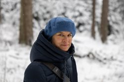 Landschaftsfotografie Großer Feldberg Taunus Winter Januar 2025 Person in blauer Mütze im verschneiten Wald